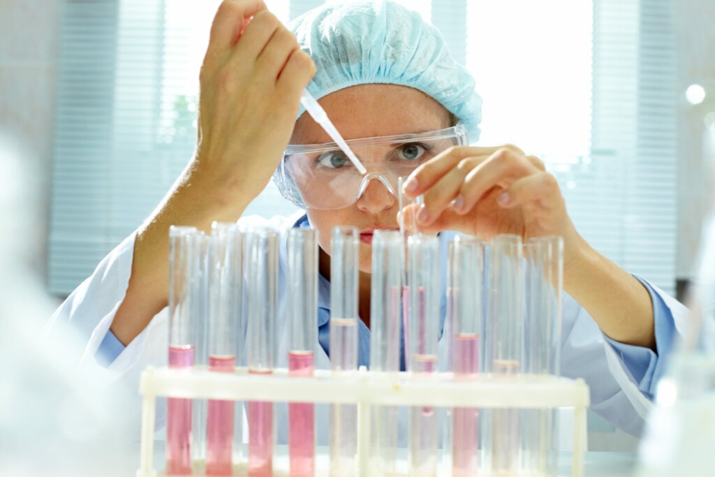 Chercheuse utilisant une pipette
