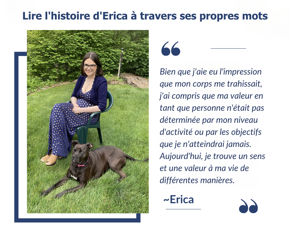 La photo montre Erica, portant des lunettes et une robe à motifs bleu marine, souriante et assise sur une chaise en plastique verte sur une pelouse. À côté d'elle, un chien noir avec un collier rose repose sur le sol, avec de la verdure en arrière-plan.