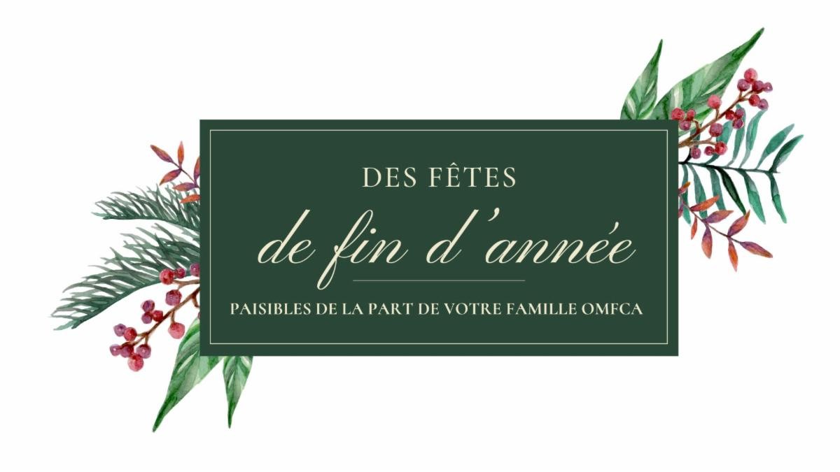 holiday French L'image représente une carte de vœux de vacances sur fond vert foncé. Au centre, on peut lire en anglais “Peaceful holidays from your OMF family”, en français : « Des fêtes de fin d’année paisibles de la part de votre famille OMFCA » dans une élégante écriture de couleur claire. Autour du texte, des illustrations à l'aquarelle de verdure et de baies festives sur les deux côtés.
