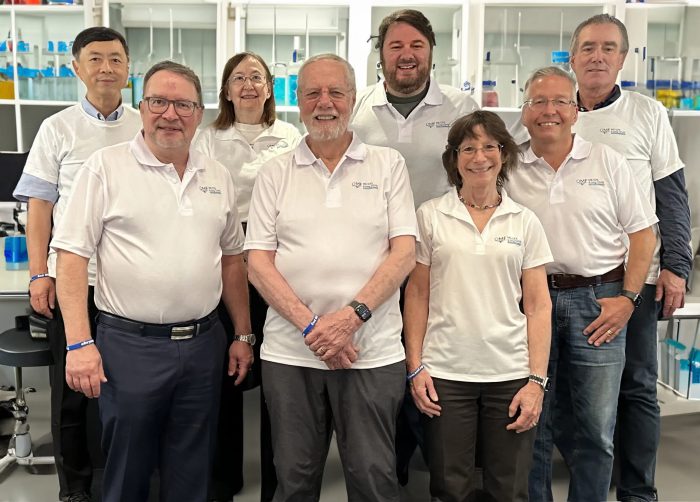 Directors-Maureen-and-Linda-with-lab-blue-chris-eyes-scaled.jpg Photo de Linda Tannenbaum, Jonas Bergquist, Ron Davis, Chris Armstrong, Alain Moreau, David Systrom, Wenzhong Xiao & Maureen Hanson dans un laboratoire.