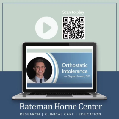 L'image montre un écran d'ordinateur portable avec le titre « Intolérance orthostatique avec Clayton Powers, DPT, et le logo du Bateman Horne Center. Un gros bouton de lecture et un code QR suggèrent aux spectateurs de scanner la vidéo pour la regarder.